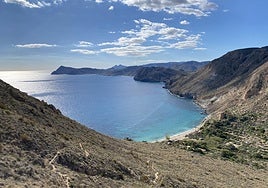Vistas de la Cala de San Pedro llegando por el sendero desde Cala del Plomo.