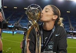 Esther González, con el trofeo.