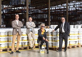 José Marína, Ángel, María Angustias y Joaquín, la familia Ruiz Contreras, en la nave de Kolmer, en Juncaril.