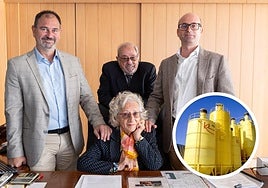 Ángel, Joaquín y José María rodean a María Angustias, en el despacho de Industrias Kolmer.