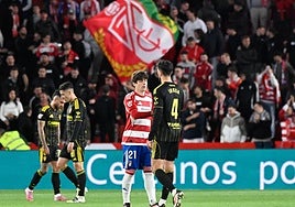 Pablo Sáenz se despide de Insua ante el Zaragoza.