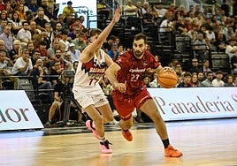 Jonvan Kljajic progresa con el balón en el partido contra el Baskonia.