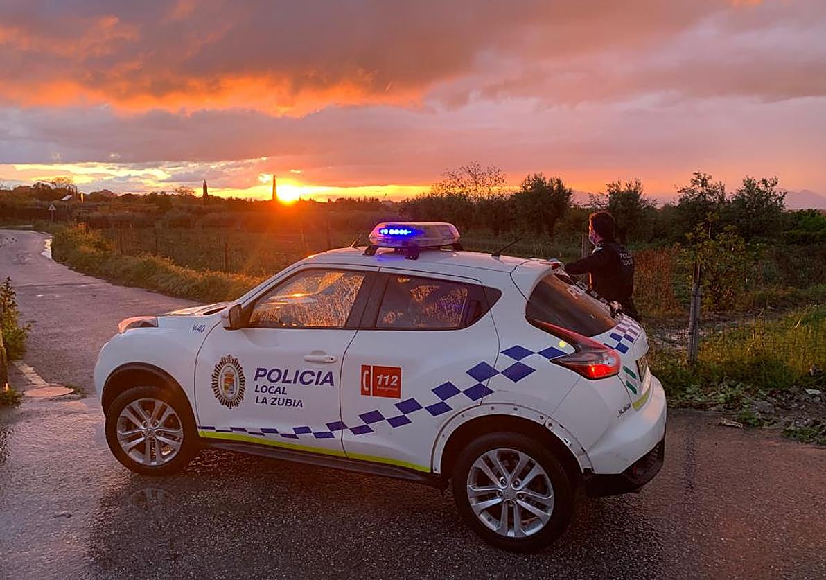 Un vehículo de la Policía Local de La Zubia.