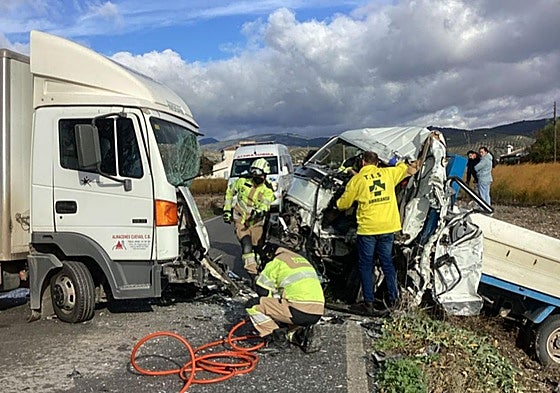 Accidente entre dos camiones en la GR-4402 en Huétor Tájar.
