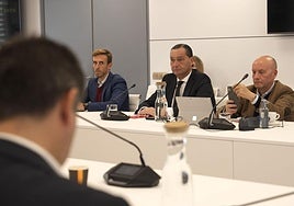 Alfredo García Amado, director general del Granada CF, en el centro de la imagen, durante la reunión del Comité de Reforma del Sistema Arbitral.