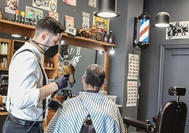 El motivo por el que se coloca este cilindro de colores en las barberías