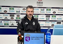 Fernando Estévez comparece en sala de prensa.