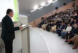 El consejero de Sanidad, Presidencia y Emergencias de la Junta de Andalucía, Antonio Sanz (d), interviene en el acto de presentación en Sevilla del Plan Integral de Atención Temprana.