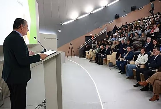 El consejero de Sanidad, Presidencia y Emergencias de la Junta de Andalucía, Antonio Sanz (d), interviene en el acto de presentación en Sevilla del Plan Integral de Atención Temprana.