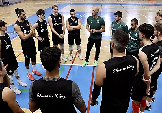 Israel Rodríguez se dirige a la plantilla en la sesión de entrenamiento.