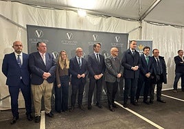 Autoridades en la inauguración de Victoria Park.