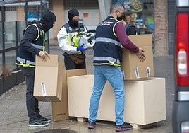 Agentes de la Policía Nacional durante el registro en el domicilio de un bloque en la Avenida de la Ilustración.
