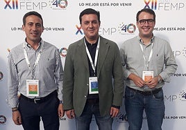 Óscar Liria, Javier Aureliano García y Fernando Giménez en un pleno de la FEMP en 2019.