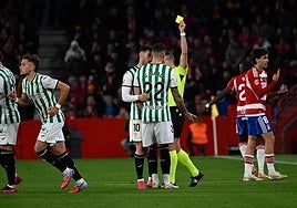 El árbitro corrige la expulsión de Carlos Isaac con una tarjeta amarilla.