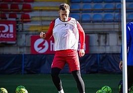 El extremo Rafa Tresaco toca balón en un entrenamiento.