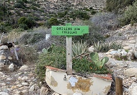 El letrero insta a mantener la playa libre de colillas.