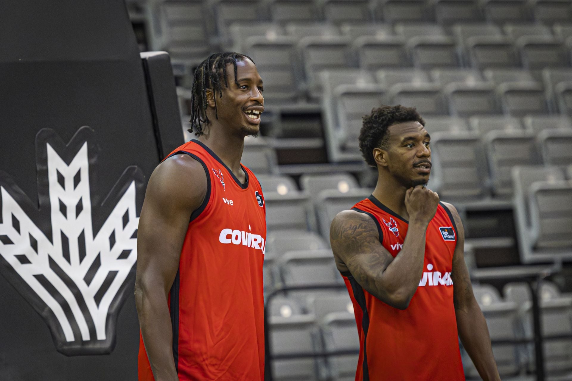 Travis Munnings, a la izquierda, junto al 'cortado' Micah Speight.