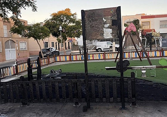 Estado del parque infantil de Loma Cabrera.