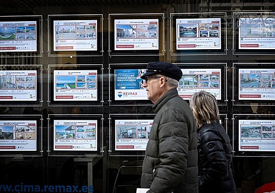 Anuncios de viviendas en el escaparate de una inmobiliaria.