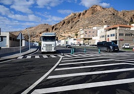 Acceso de un camión desde la N-340 al Puerto de Almería