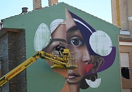 Belin, ante su mural en la edición de este año del Festival 23700.