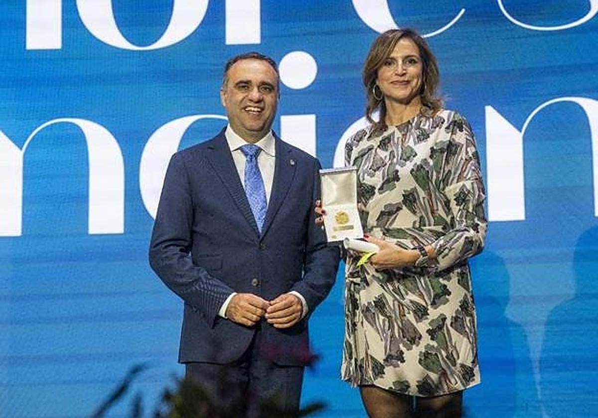 Susana Vargas, responsable de Relaciones Institucionales de Mahou San Miguel recoge el premio de manos de Francisco Rodríguez Guerrero, presidente de la Diputación de Granada