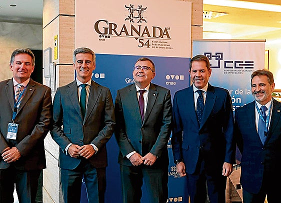 Organizadores y autoridades durante la convención.