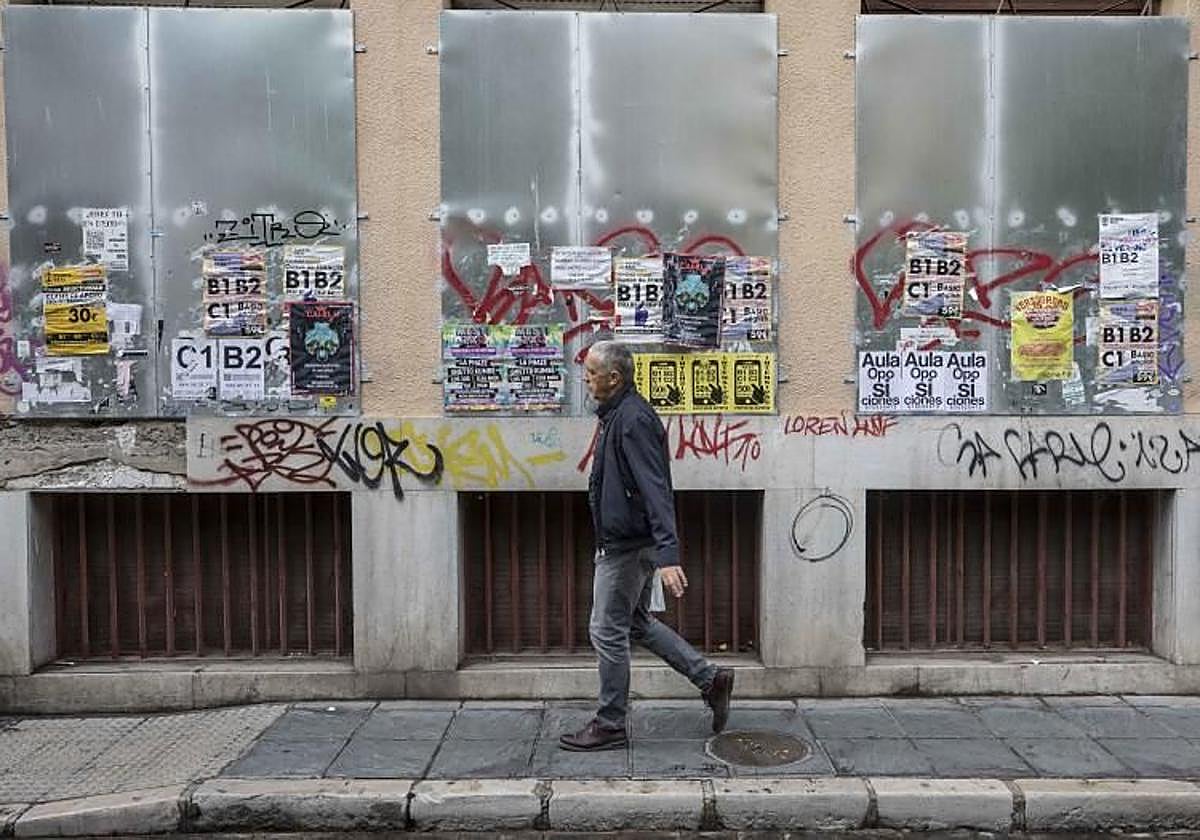Carteles pegados en la pared de un edificio en la calle Duquesa de Granada.