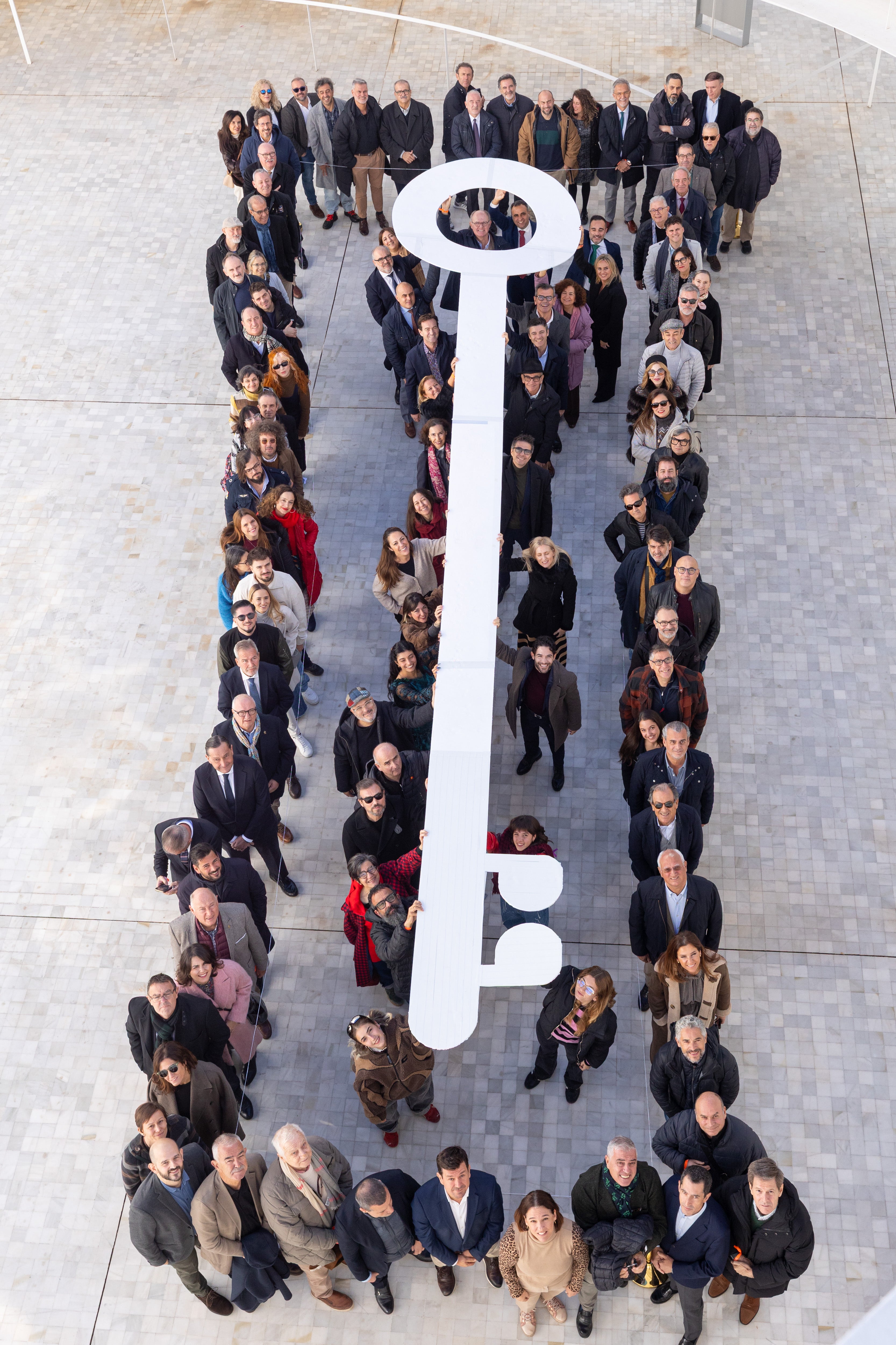 Todos a una sosteniendo la llave de la ilusión.