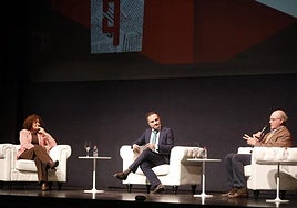 Los comisarios Pilar Aranda y David Jiménez-Blanco, con el director de IDEAL, Quico Chirino.