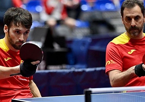 Daniel Rodríguez devuelve una bola con su compañero Iker Sastre al lado.