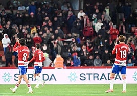 Los futbolistas del Granada agradecen el apoyo de la afición.