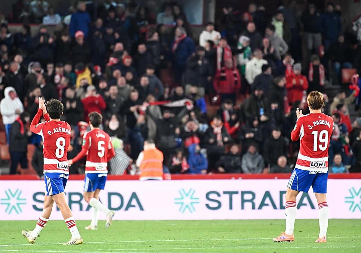 Los futbolistas del Granada agradecen el apoyo de la afición.