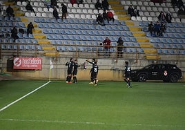 Los futbolistas del Granada celebran el gol de Darwin Machís en León.