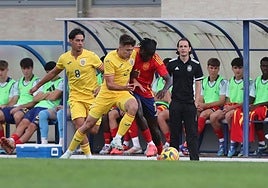 David Tenorio dirige un partido reciente con la selección española sub 18.