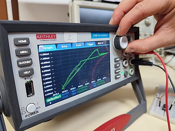 Investigadores de la UGR demuestran el potencial de los memcondensadores en circuitos de gestión de energía