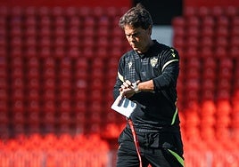 Rubi mira el reloj como si quisiera que el tiempo pasara para olvidar lo de Ceuta; importa el Huesca.