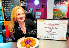 Carmen Bullejos con el Premio de Oro a la Mejor Croqueta.