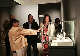 La directora del Museo Íbero explica a las autoridades algunas de las piezas presentes en la exposición.
