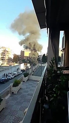 Intensa humareda cerca de la avenida de Andalucía por un coche ardiendo