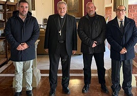 El hermano mayor, Ángel Aguilera; el comisario, Jesús Muros; y el consiliario, Vicente Guerrero García en compañía del Arzobispo de Granada