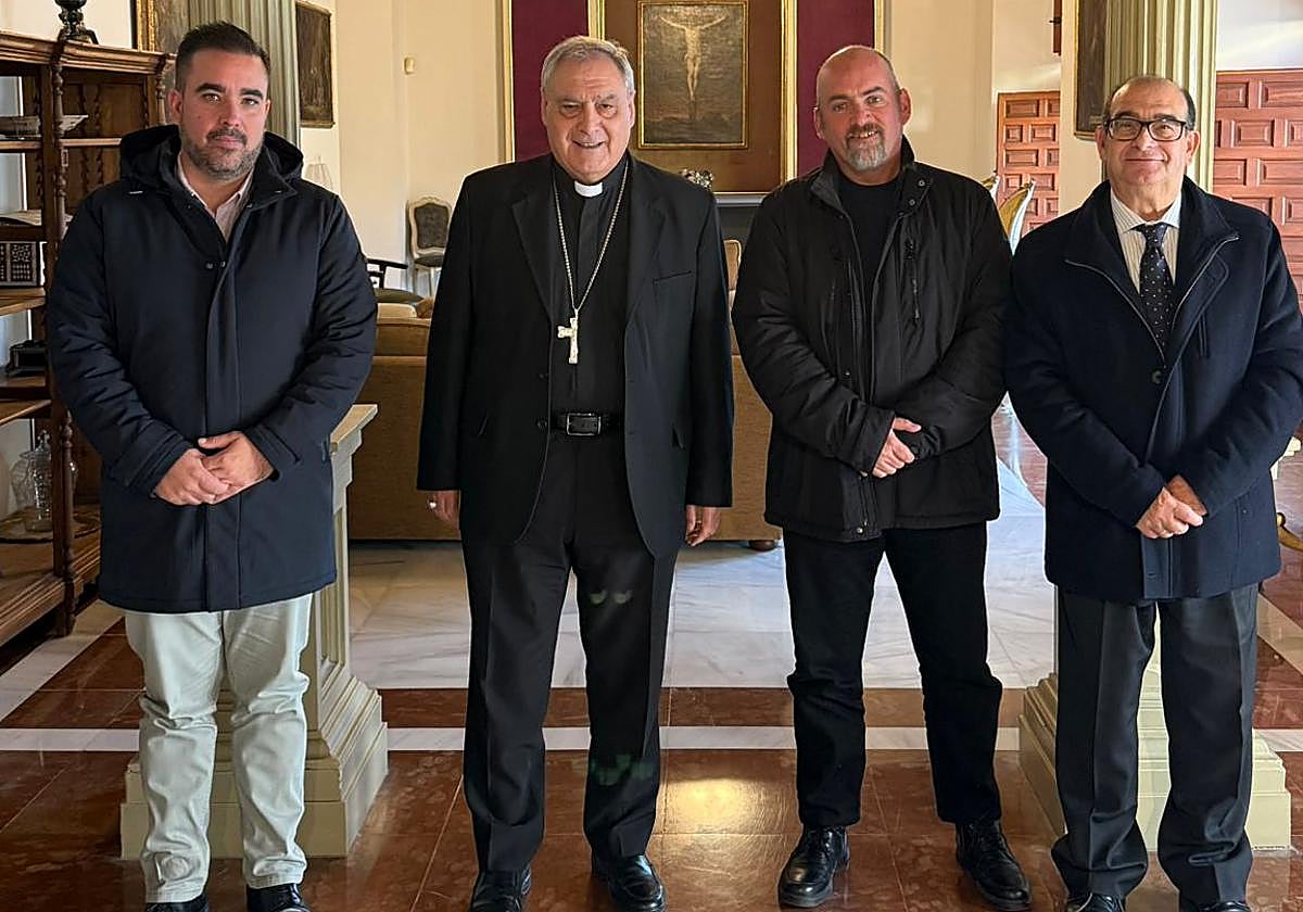 El hermano mayor, Ángel Aguilera; el comisario, Jesús Muros; y el consiliario, Vicente Guerrero García en compañía del Arzobispo de Granada