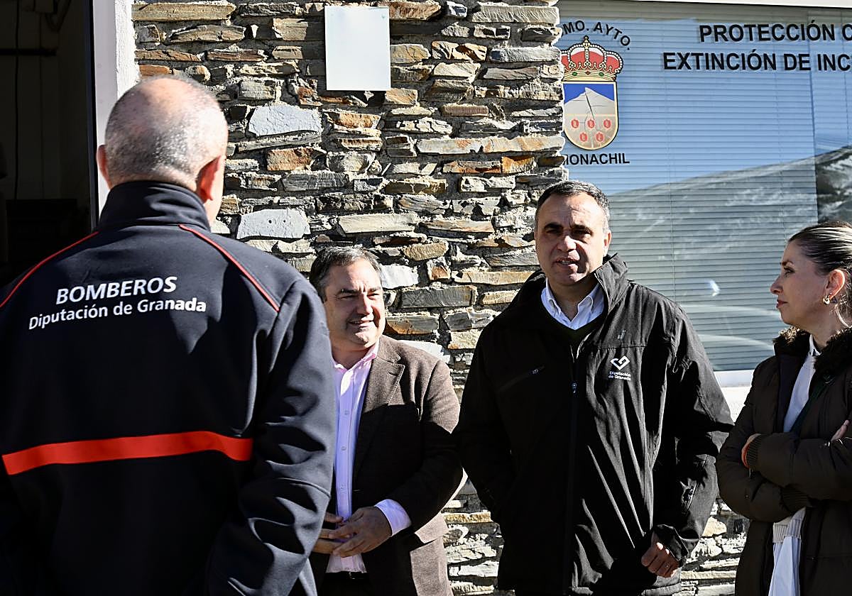 En su visita, Francis Rodríguez ha estado acompañado del diputado de Emergencias, Eduardo Martos.