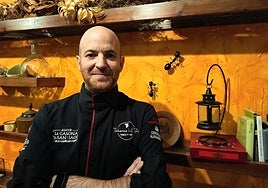 César Martínez en el salón de la Taberna Hita.