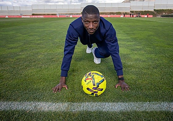 Baïla Diallo posa como un velocista en los tacos de salida.