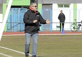 Joseba Aguado dirige un partido en Maracena.