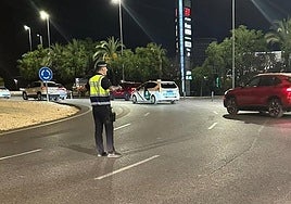 Un agente regula el tráfico en los accesos al Nevada en una imagen de archivo.