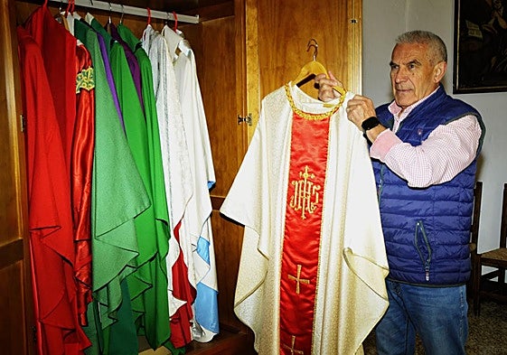 La iglesia de un pueblo de Granada que cuenta con sacristán y ropa religiosa muy antigua y valiosa.