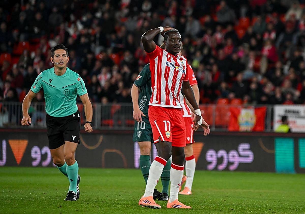 Dion Lopy se echa manos a la cabeza en un partido en el que la UDA se estrelló.