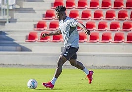 Moha Bouldini golpea un balón durante un entrenamiento anterior.